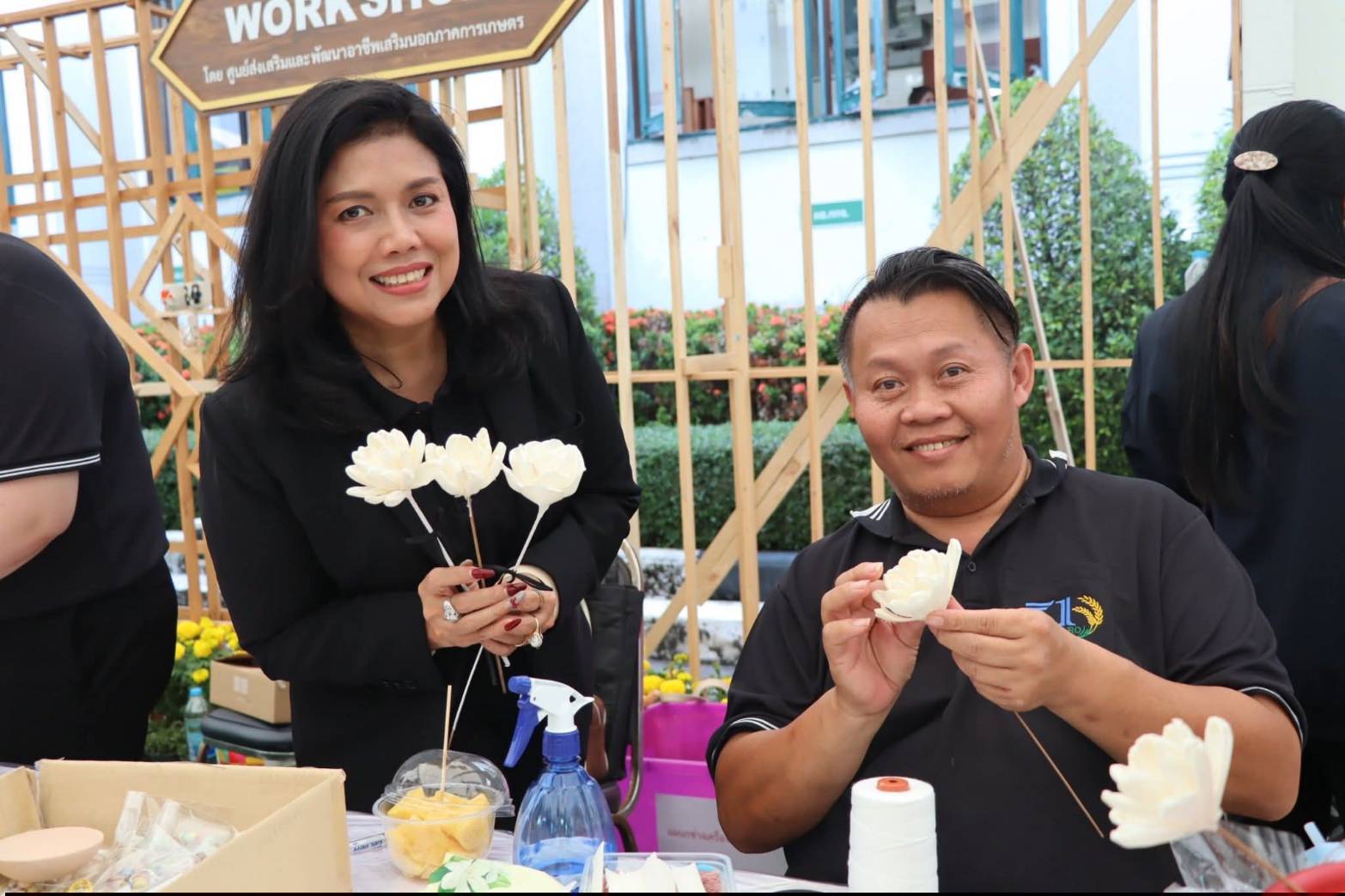 title - รัฐมนตรีว่าการกระทรวงเกษตรและสหกรณ์ พร้อมด้วยคณะผู้บริหาร ส.ป.ก. เข้าเยี่ยมชมโซนกิจกรรมฝึกอาชีพ Workshop งานศิลปหัตถกรรม (ศพส.) กิจกรรมจัดขึ้นภายใต้งาน วันคล้ายวันสถาปนาครบรอบ 51 ปี ส.ป.ก. ณ สำนักงานการปฏิรูปที่ดินเพื่อเกษตรกรรม